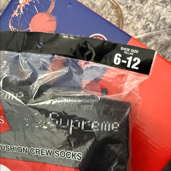 All are medium crew socks the supreme white is gone. But there are 4 black.left. - Picture 4 of 4